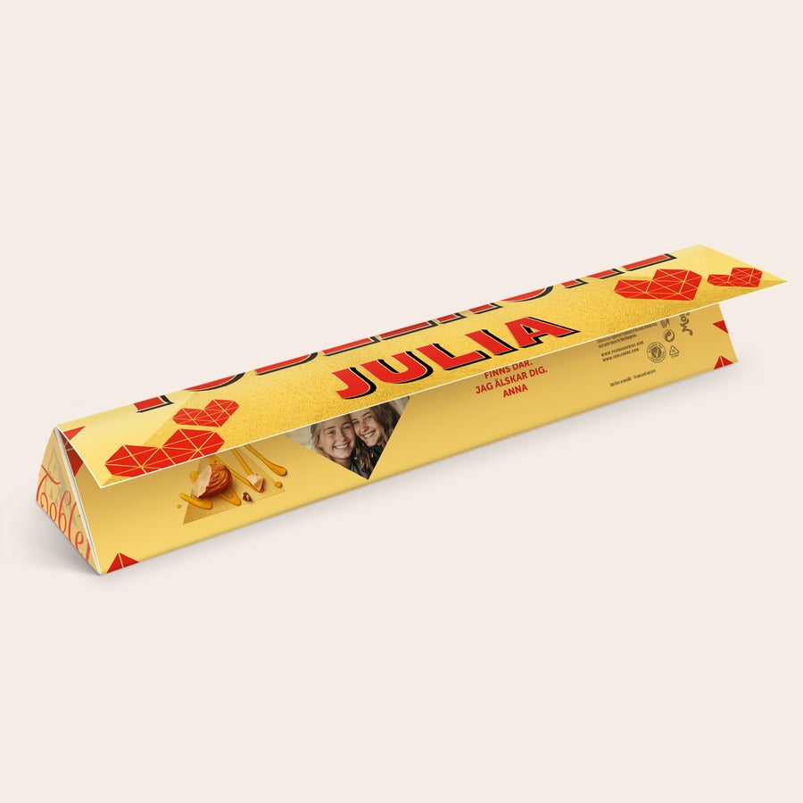 Toblerone med namn och foto Toblerone med namn och foto, anpassad med namnet "JULIA" och en personlig bild på förpackningen.