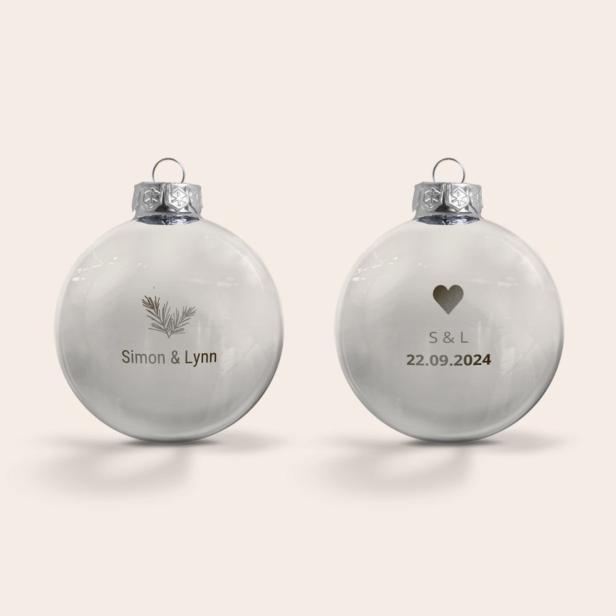 Boule de Noël Personnalisée en Verre Boule de Noël en verre personnalisée avec prénoms gravés Simon & Lynn, et la date 22.09.2024