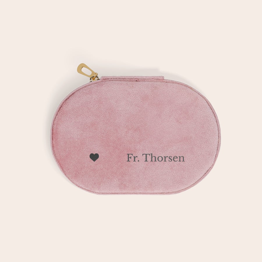 Personlig smykkeskrin Personlig smykkeskrin - Oval - Rosa i velour, gravert med en sort hjerte og navnet Fr. Thorsen.