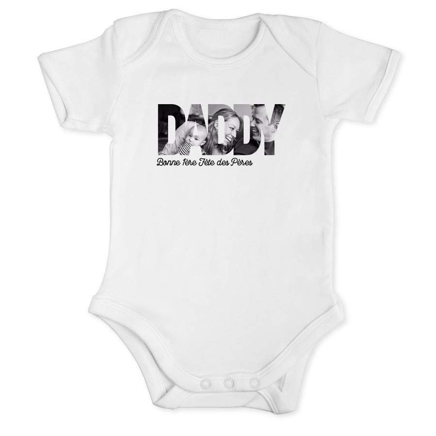 Bílý dětský overal s černobílým potiskem "DADDY" vyplněným fotografií, oslav první Den otců svého dítěte veselým personalizovaným Romper