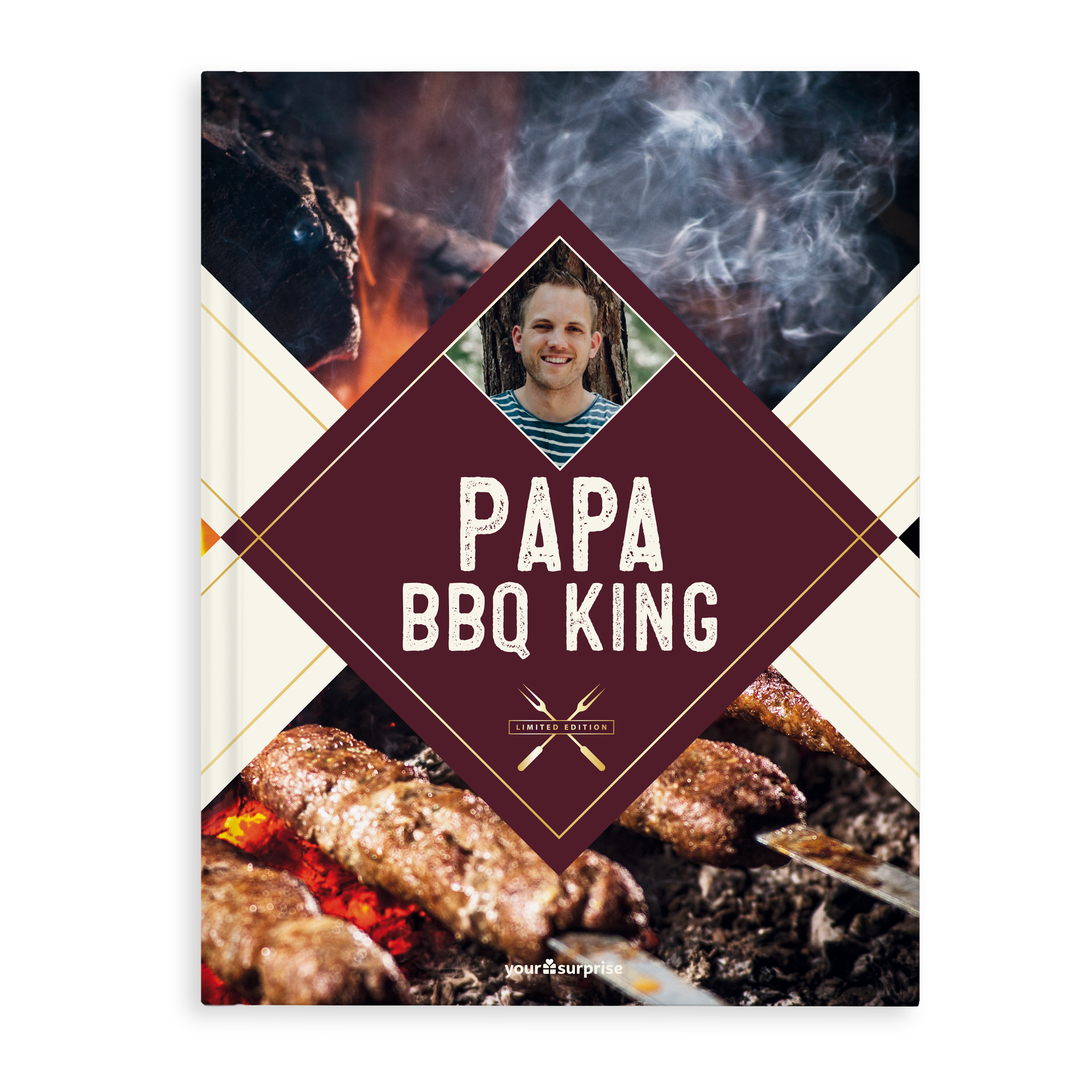Gepersonaliseerd barbecue kookboek met de tekst Papa BBQ King, een eigen foto en sate op de kolen.