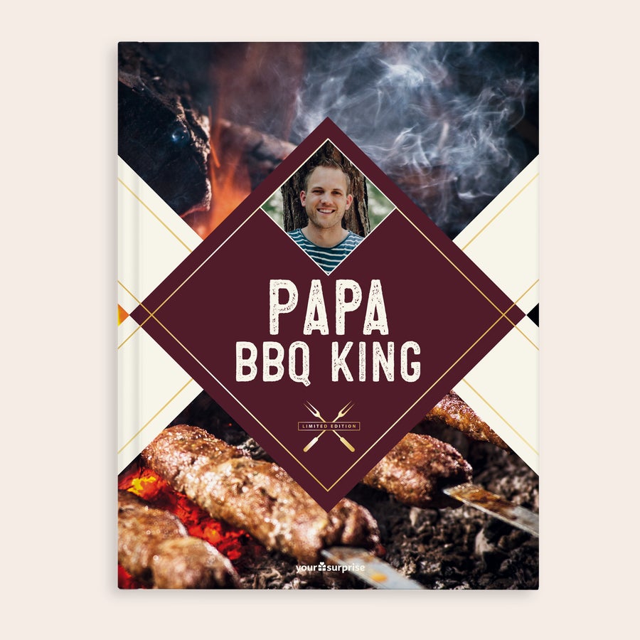 Barbecue kookboek "BBQ King/Queen" personaliseren Gepersonaliseerd barbecue kookboek met de tekst Papa BBQ King, een eigen foto en sate op de kolen.