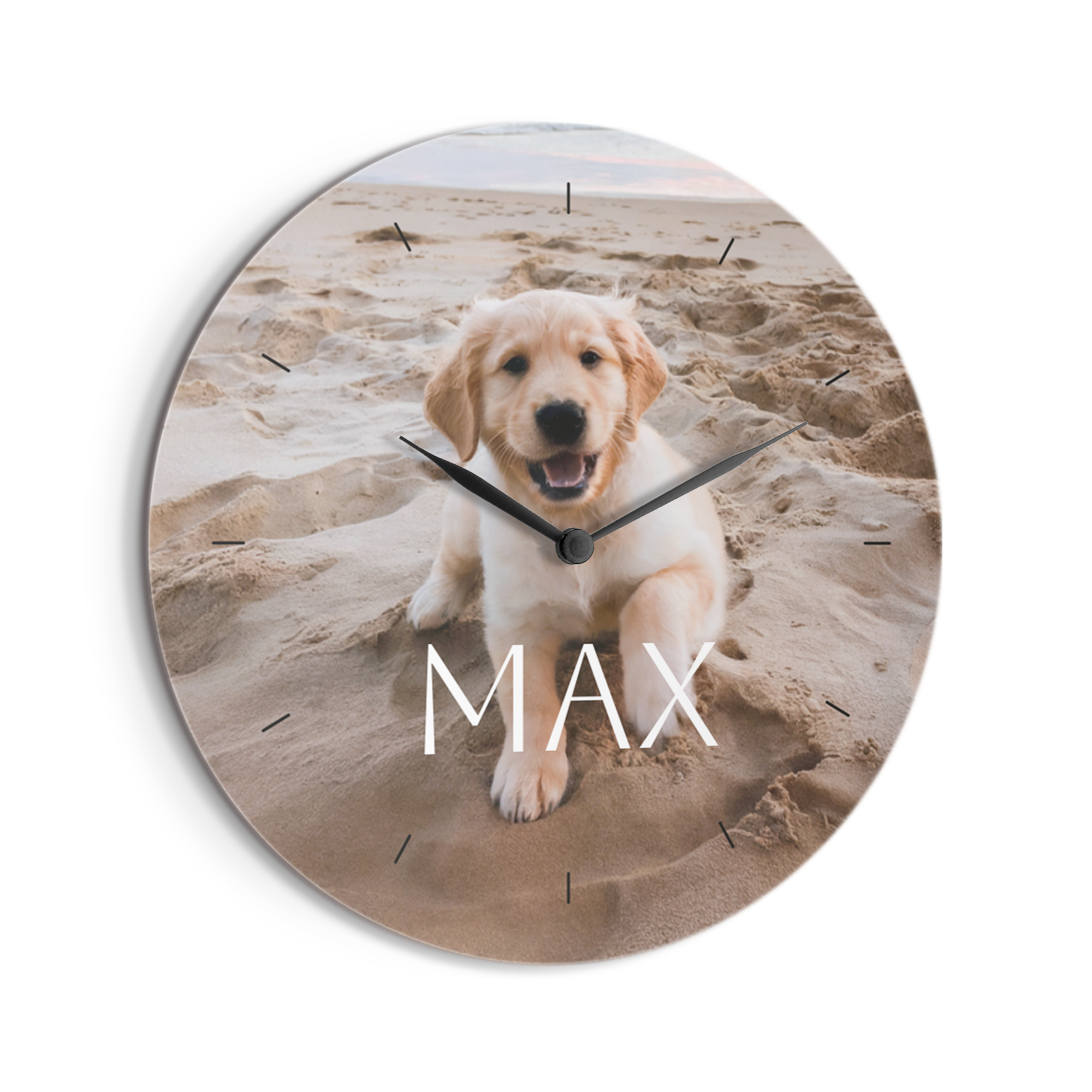 Väggklocka med ett tryckt foto av en golden retriever-valp på stranden och namnet MAX under. Skapa en personlig klocka med eget foto och text på.