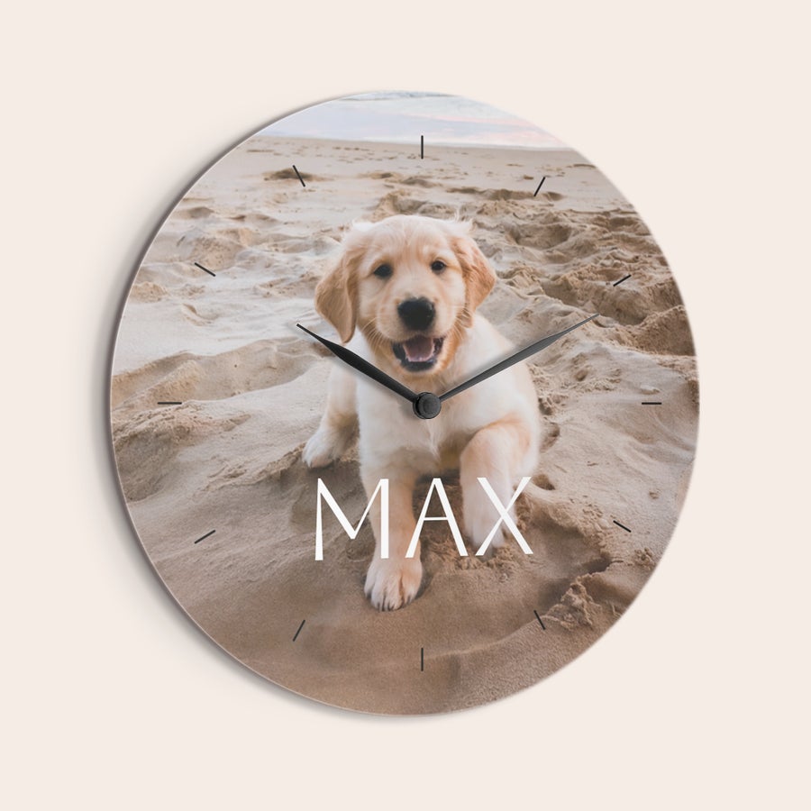 Zegar ścienny ze zdjęciem Okrągły zegar z własnym zdjęciem szczeniaka na plaży i napisem MAX, personalizowany nadrukiem