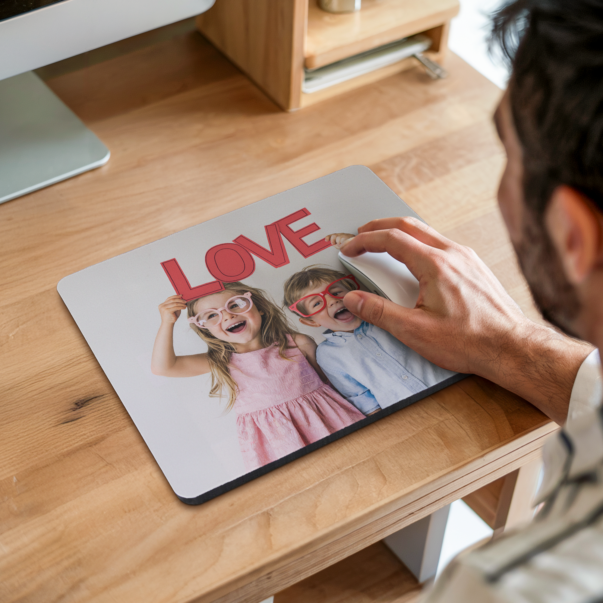 Suunnittele ainutlaatuinen hiirimatto omalla valokuvallasi ja tekstillä, jossa kaksi lasta pitävät LOVE-kylttiä