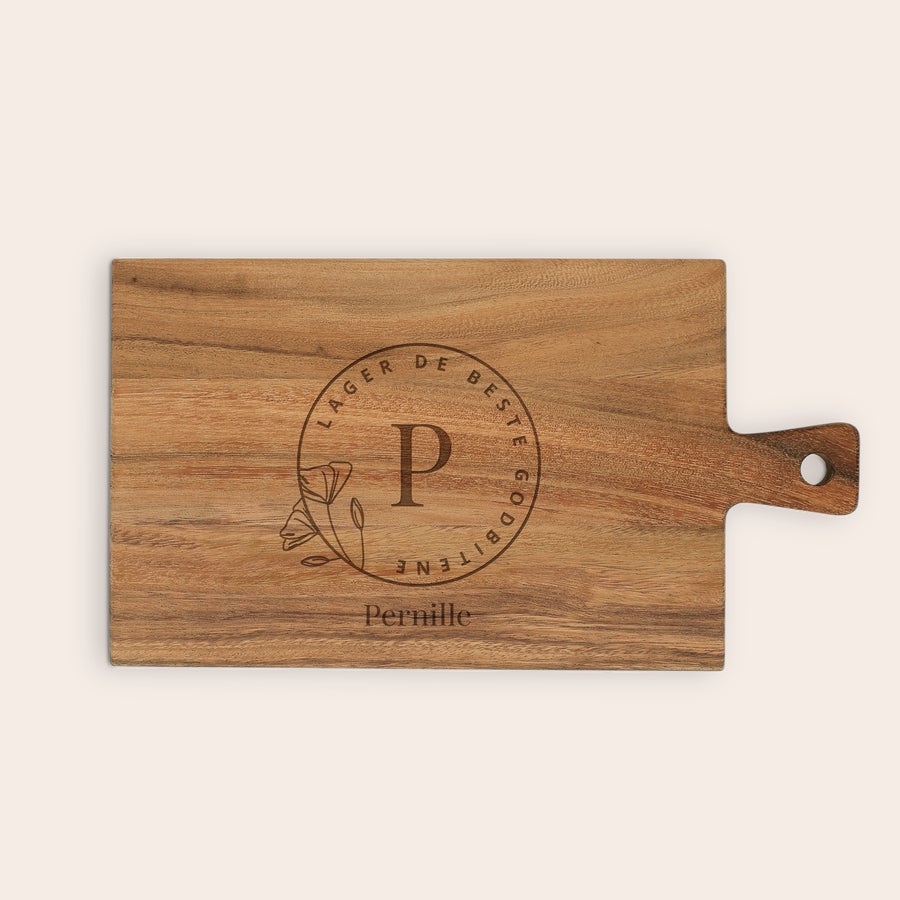 Personlig serveringsbrett i tre Personlig serveringsfat i tre, gravert med initialen P, blomstermotiv og navnet Pernille, for favorittsnacks.