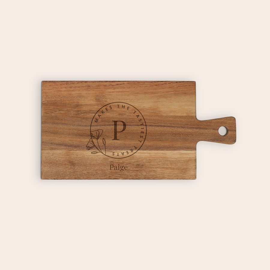Tabla de cortar de madera Bandeja de madera grabada con un diseño de inicial, nombre Paige y frase "Makes the Tastiest Treats".