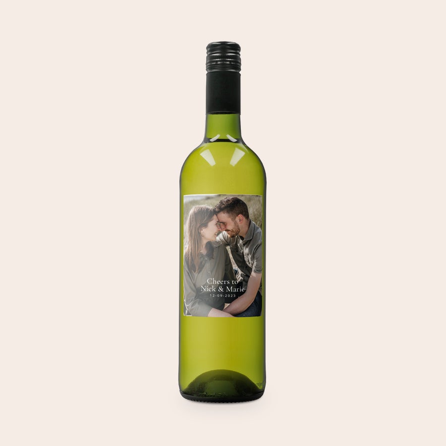 Belvy - Vinho Branco Garrafa de vinho branco Belvy com rótulo impresso com uma foto personalizada de um casal e a data 12-09-2023