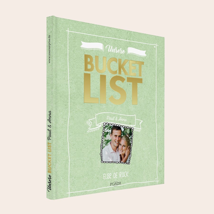 Personalisiertes Bucket List Buch für Paare Personalisierte Pärchen Bucket List mit Aufdruck "Unsere Bucket List", Namen Paul & Anna und einem Foto eines Paares.