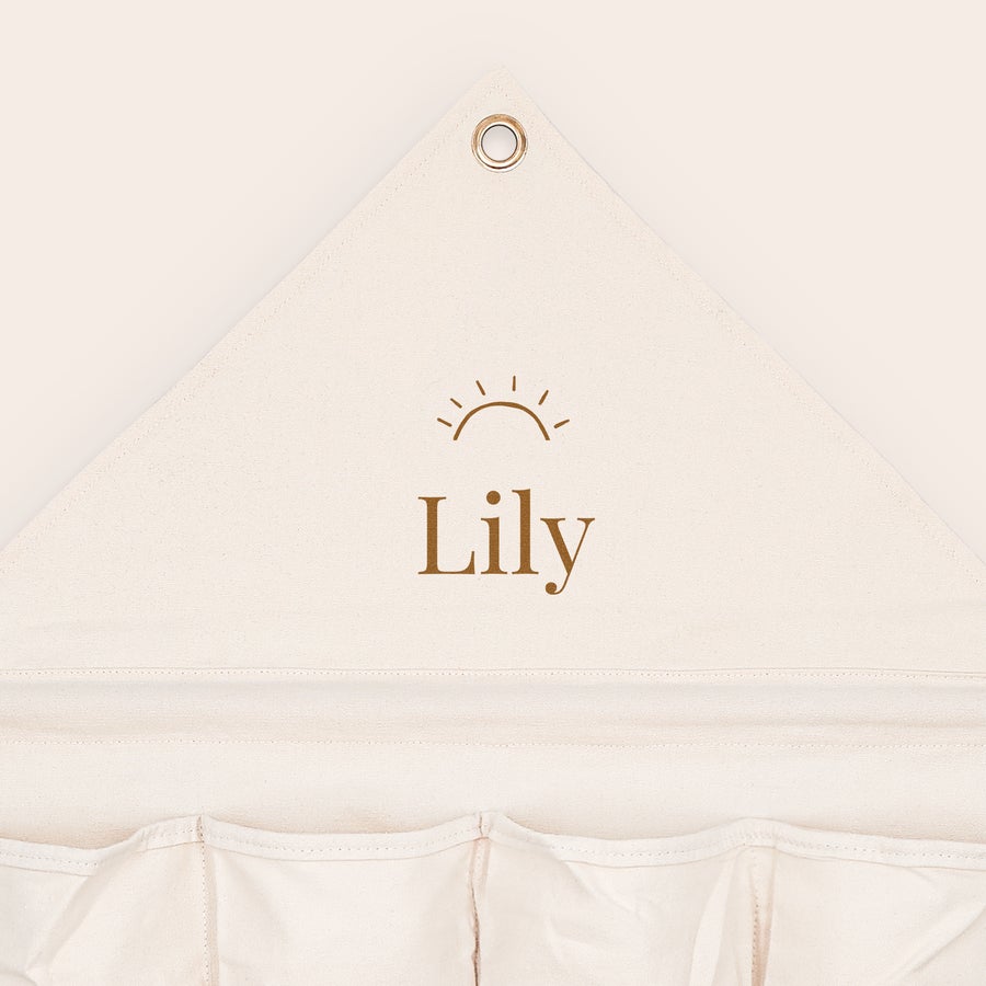 Stoff-Taschen-Organizer Beiger Taschen-Organizer aus Stoff mit aufgedrucktem Namen "Lily" und einem Sonnensymbol.