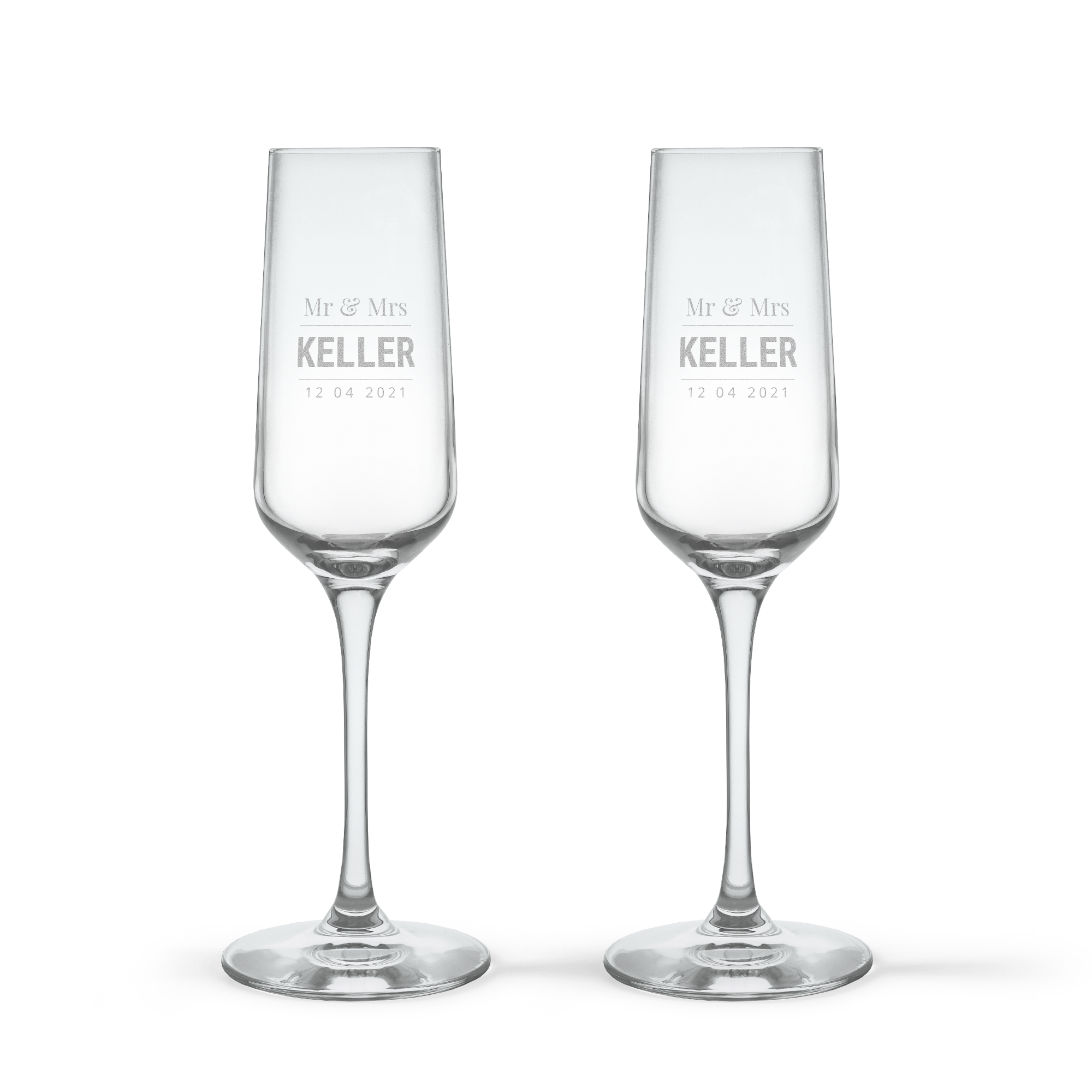 Zwei personalisierte Kristall-Champagnergläser, graviert mit "Mr & Mrs KELLER" und dem Datum "12 04 2021"