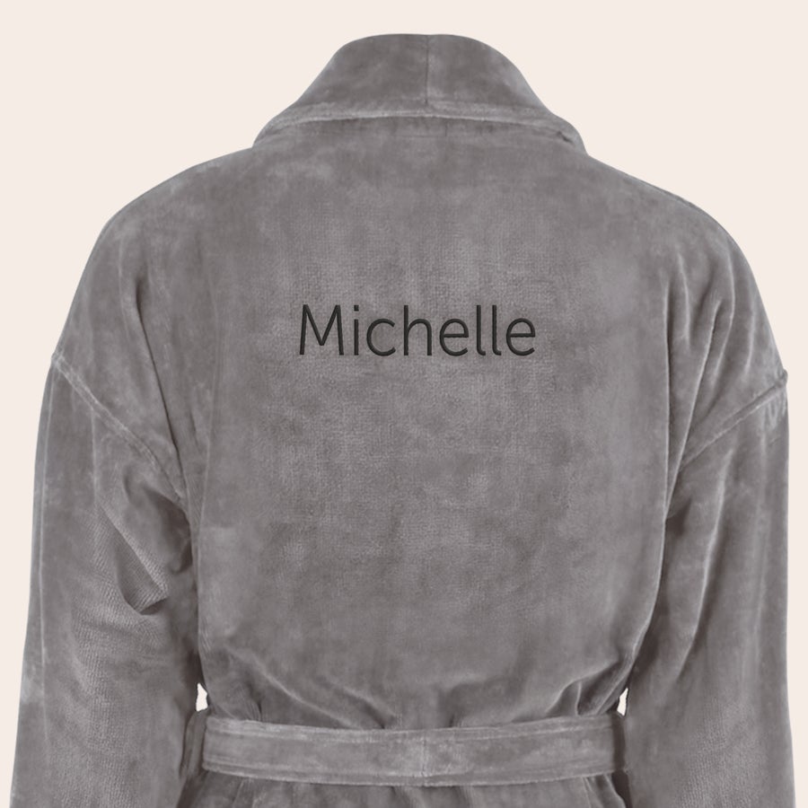 Dame Badekåbe med navn Luksus morgenkåbe til damer i grå med navnet Michelle broderet på ryggen