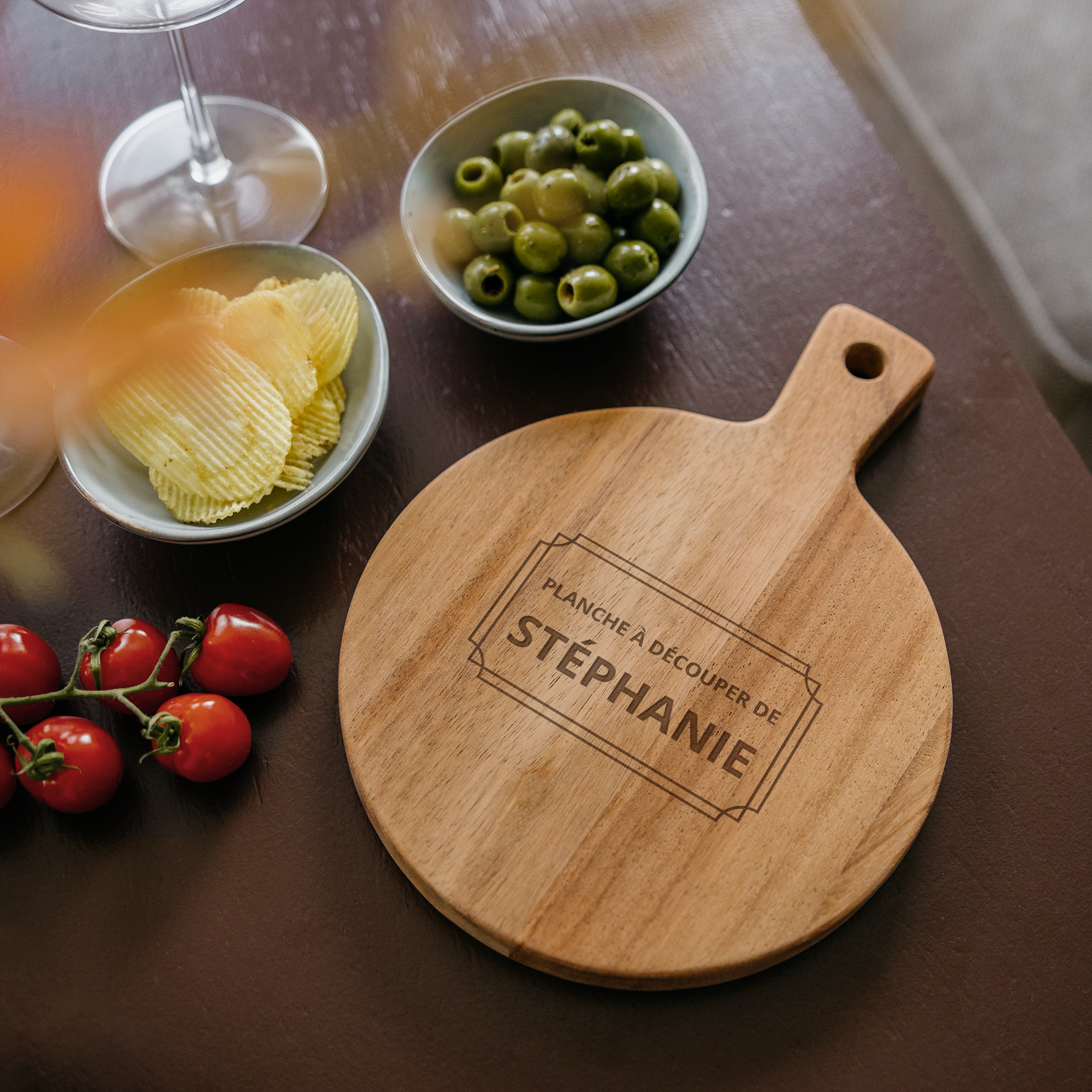 Plateau de service en bois personnalisé gravé avec le prénom Stéphanie et chips olives tomates