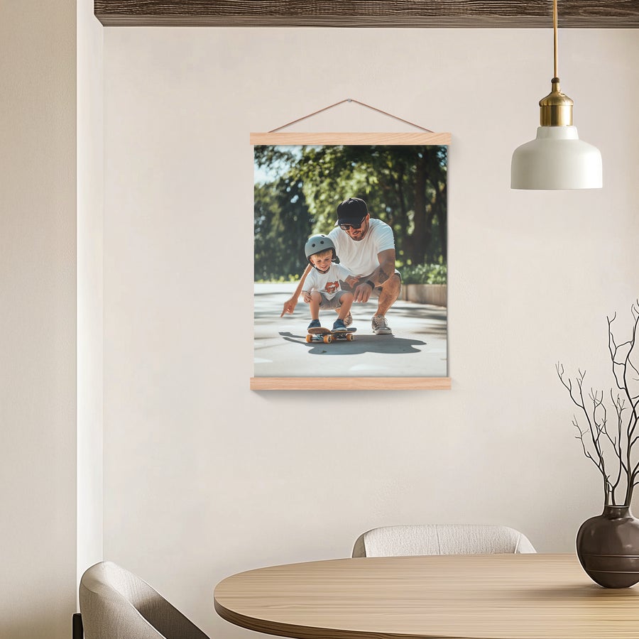 Póster personalizado com suporte Póster personalizado impresso com uma foto de pai e filho de skate, com moldura de madeira.