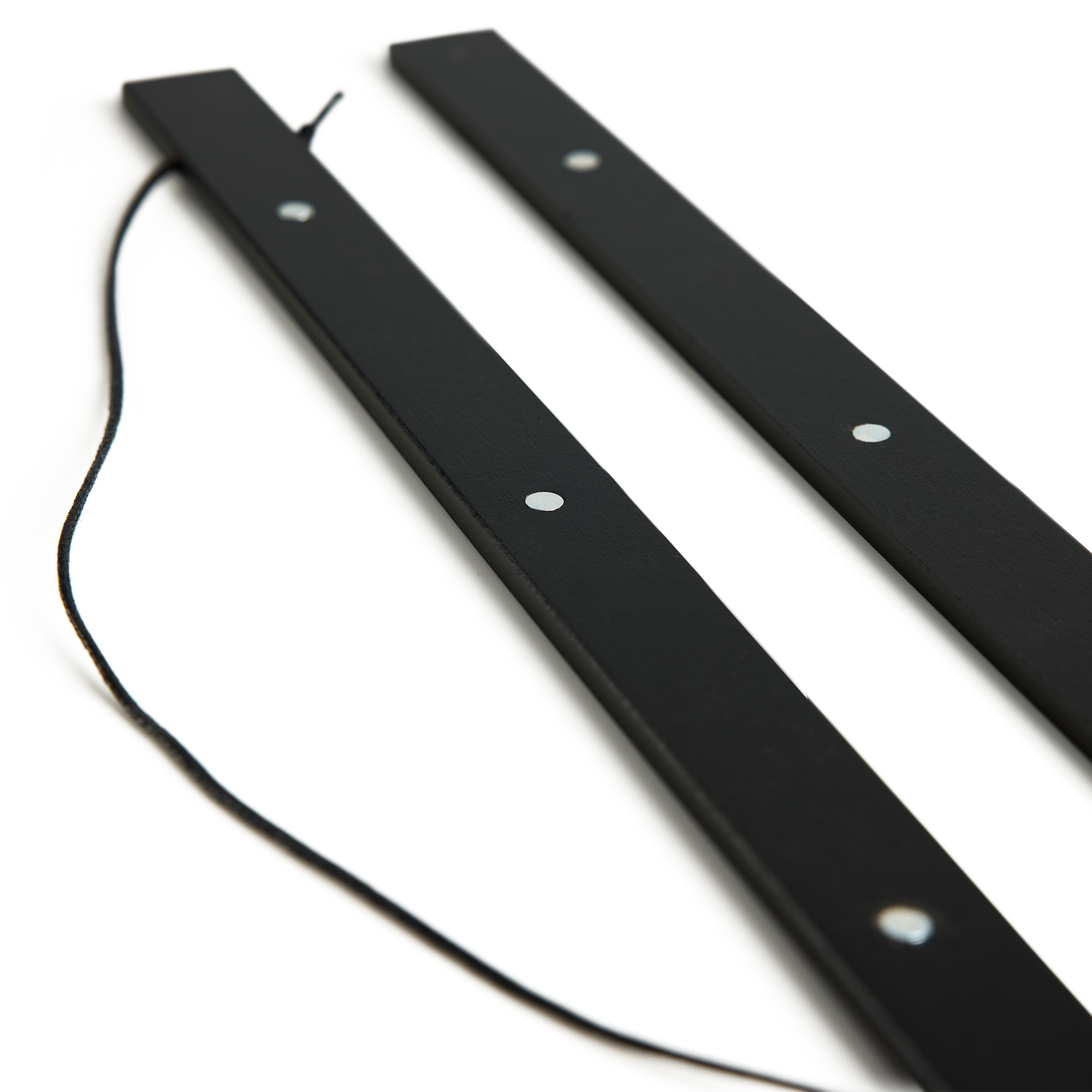 Colgador magnético de madera en color negro para pósters personalizados. Cuelga tu foto favorita en la pared con este práctico colgador magnético.