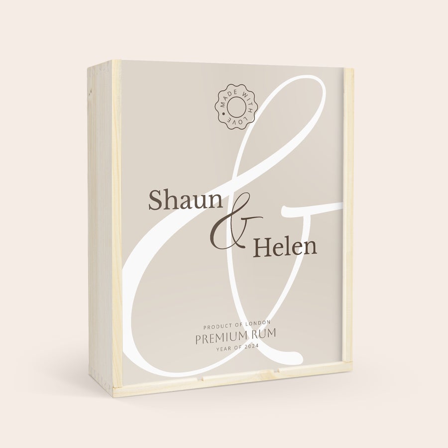 Lesen zaboj Osebna lesena torbica s potiskanimi imeni Shaun in Helen ter letnico 2024