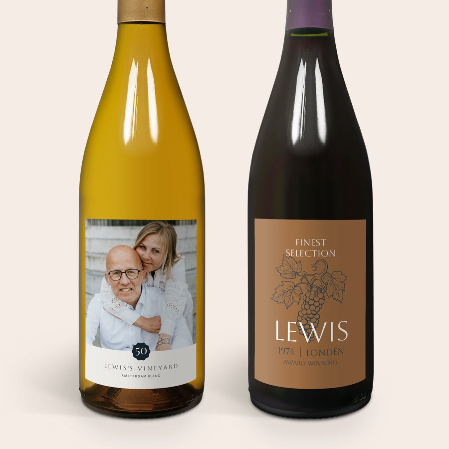 Personalizowane wina Salentein Pinot Noir & Chardonnay Dwie butelki wina Salentein z osobistymi etykietami. Białe wino z etykietą ze zdjęciem pary, czerwone z grawerowaną nazwą Lewis.
