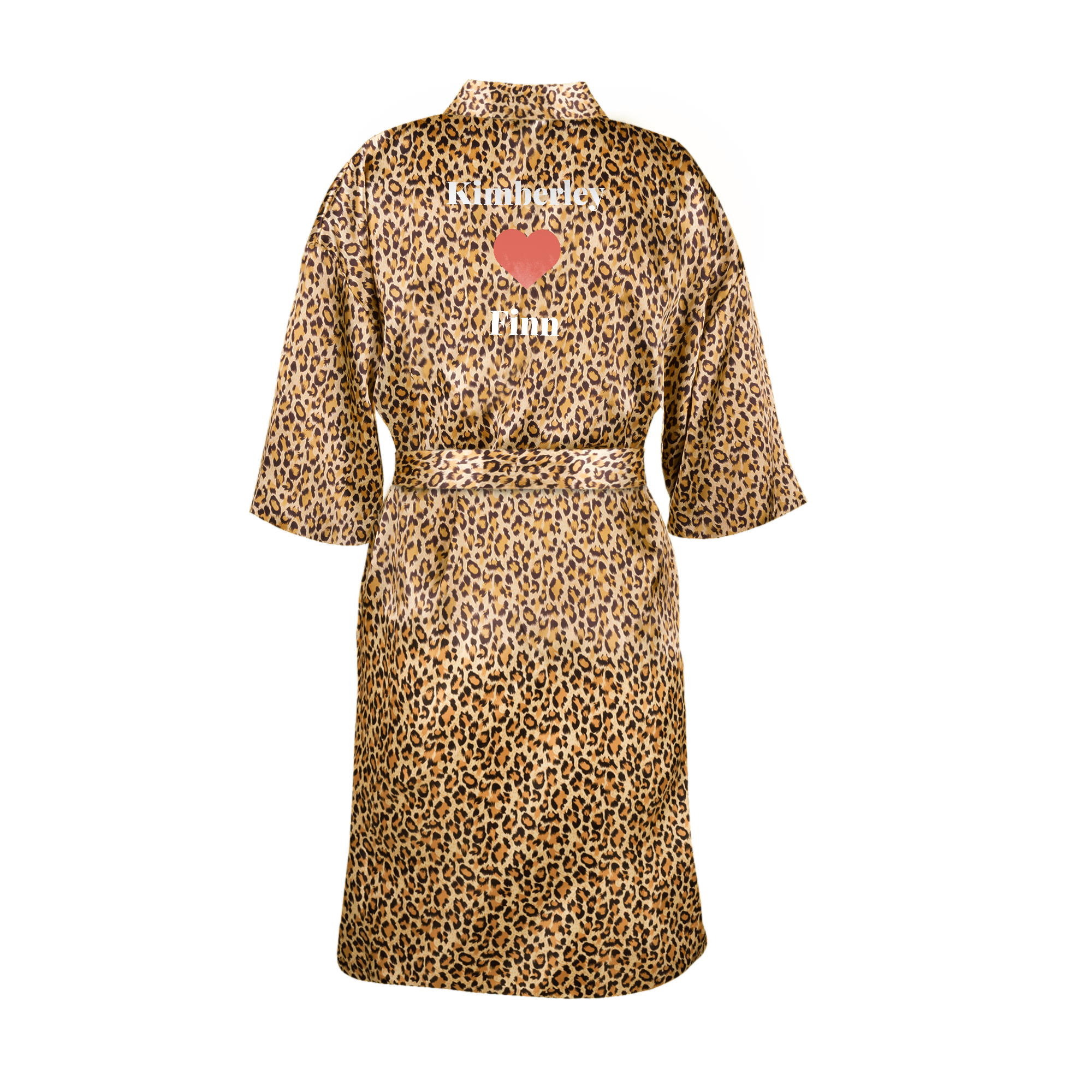 Leopard Kimono mit den Namen Kimberley und Finn gedruckt sowie einem Herz. Wen möchtest du mit diesem samtweichen Kimono mit Namen überraschen
