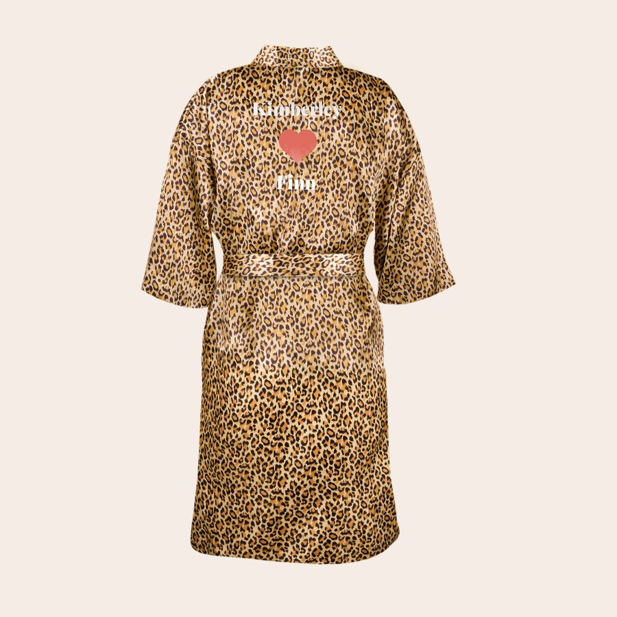 Morgenmantel personalisiert Leopard Kimono mit den Namen Kimberley und Finn gedruckt sowie einem Herz. Wen möchtest du mit diesem samtweichen Kimono mit Namen überraschen