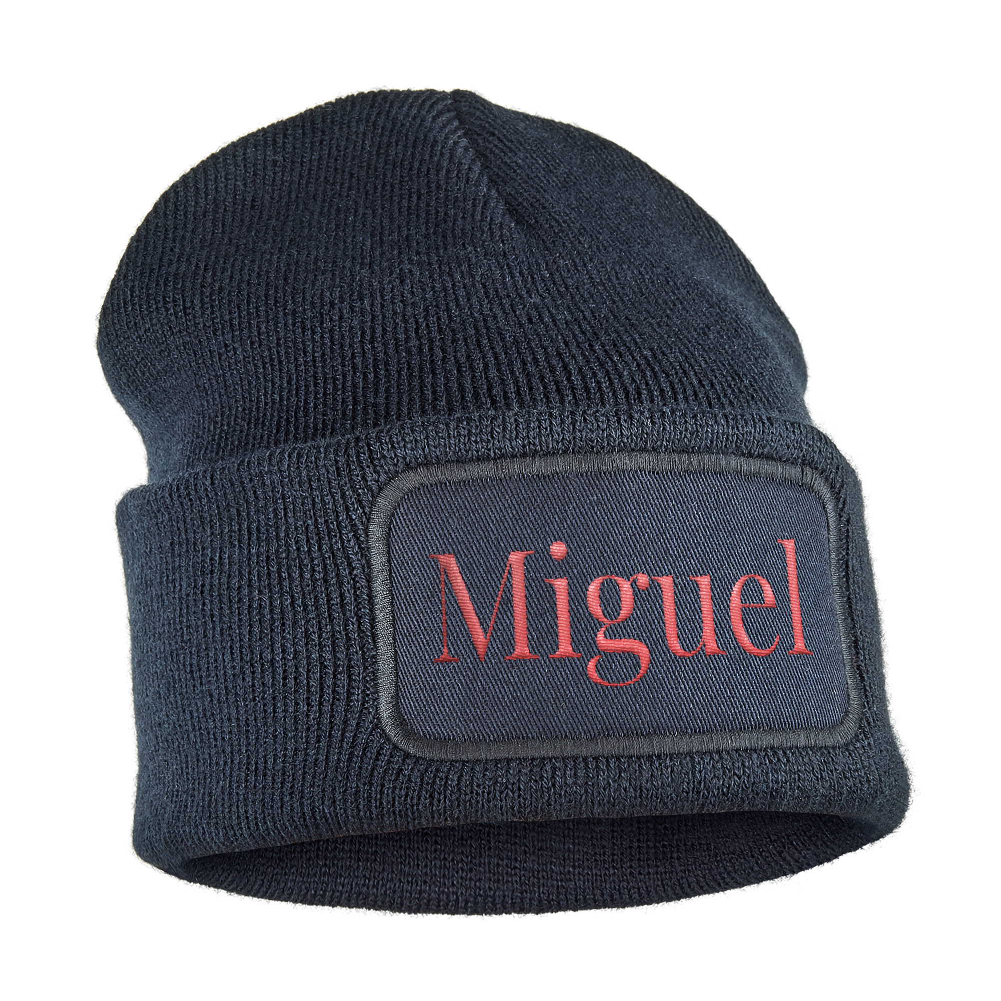 Gorro azul marinho para criança com nome Miguel bordado em vermelho.