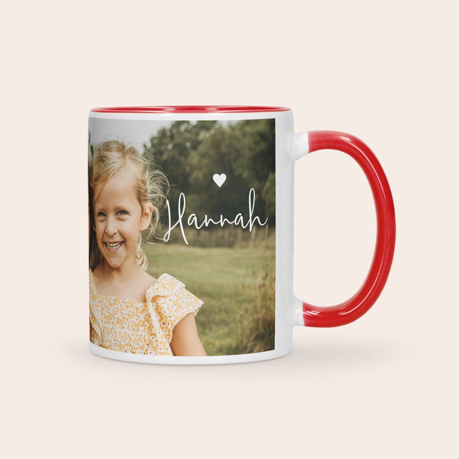 Farbige Tasse Bedrucken Personalisierte rote Tasse mit Foto bedruckt, darauf lachendes Mädchen und der Name Hannah.