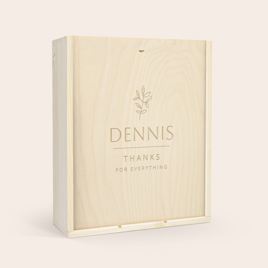 Personalizowana skrzynka na szampana z kileiszkami Grawerowana skrzynka na szampana z imieniem DENNIS, napisem THANKS FOR EVERYTHING i motywem liści.