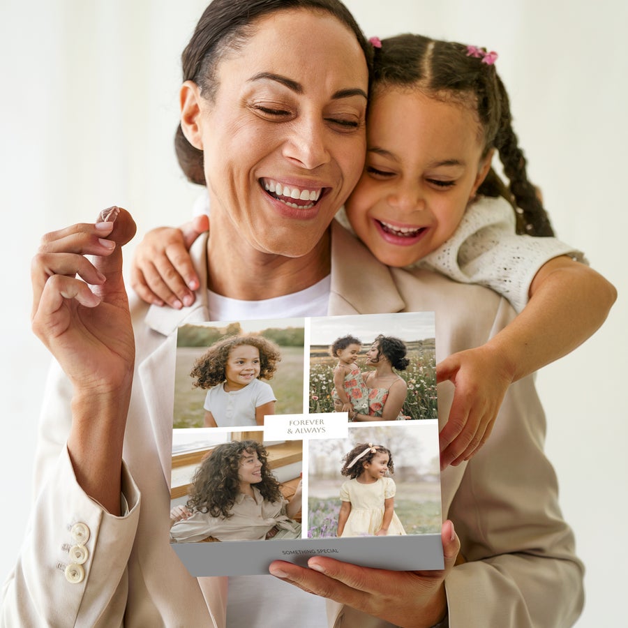 Personalisierte Pralinen Eine Frau und ein Kind lächeln, während sie eine personalisierte Pralinenverpackung selbst gestalten – 36 Pralinen mit eigenen Fotos in vier Feldern und dem Text "Forever & Always" öffnen.