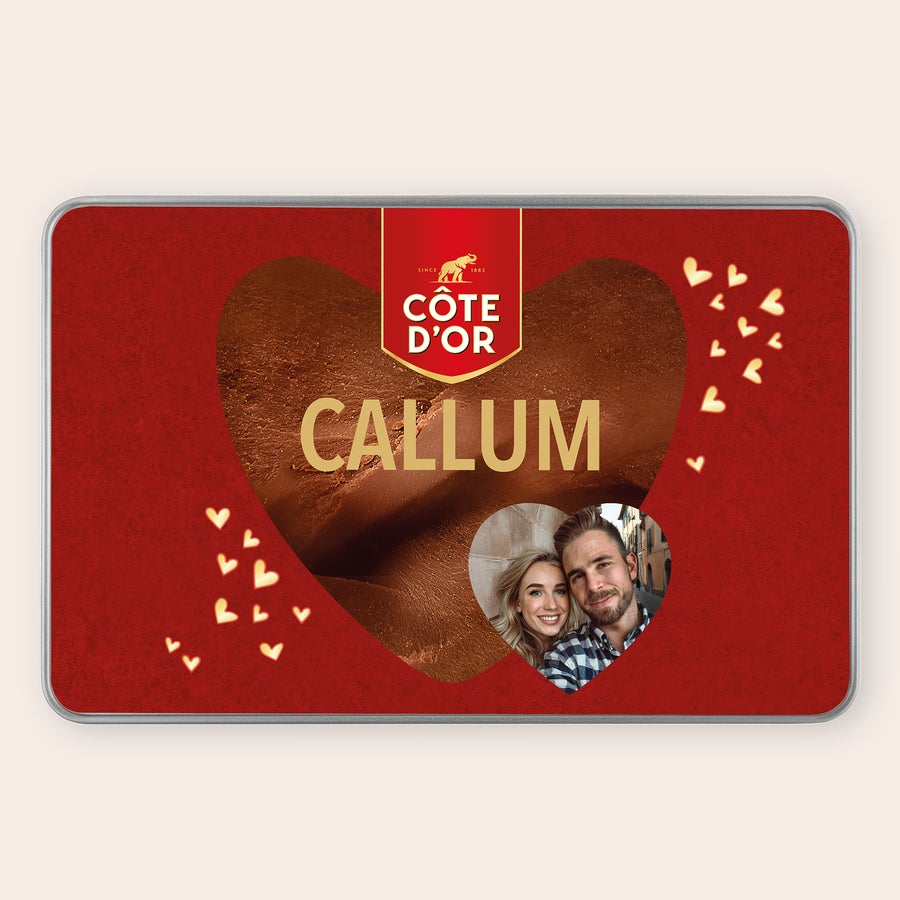 Lata personalizada - Côte d'Or Mini Bouchée Lata de regalo personalizada Rectángulo Mini Bouchée con foto de pareja, el nombre Callum y corazones dorados.