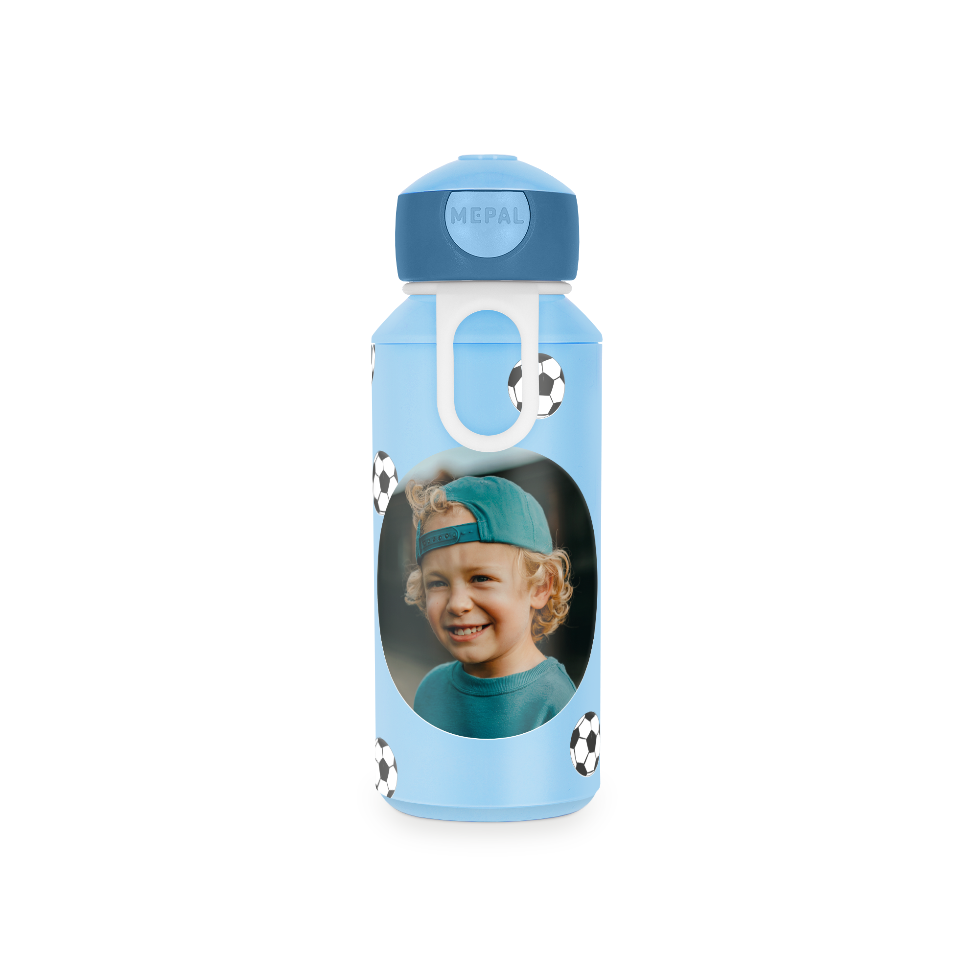 Blaue personalisierte Mepal Trinkflasche mit Fußballmotiv und gedrucktem Foto eines lachenden Jungen, der seinen Namen auf der Flasche trägt