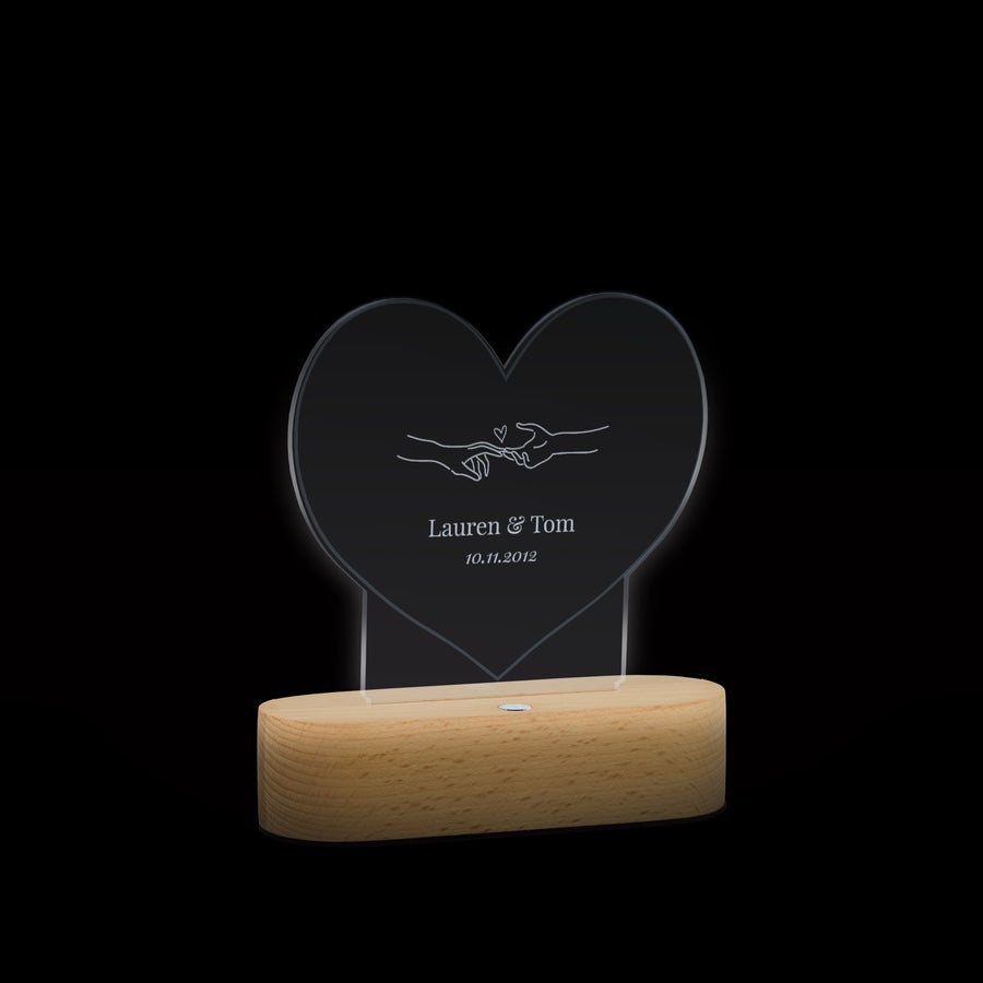 Lampada in acrilico con stativo Luce a LED incisa a forma di cuore personalizzata con nomi e data, Fai brillare un po' di luce sui tuoi cari con questa elegante luce incisa con nome o testo