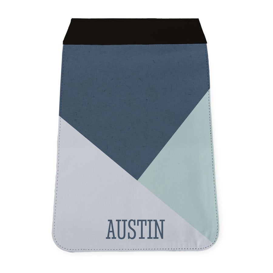 Sininen geometrisella kuviolla ja nimellä "AUSTIN" painettu ylimääräinen kansi henkilökohtaiselle laukulle