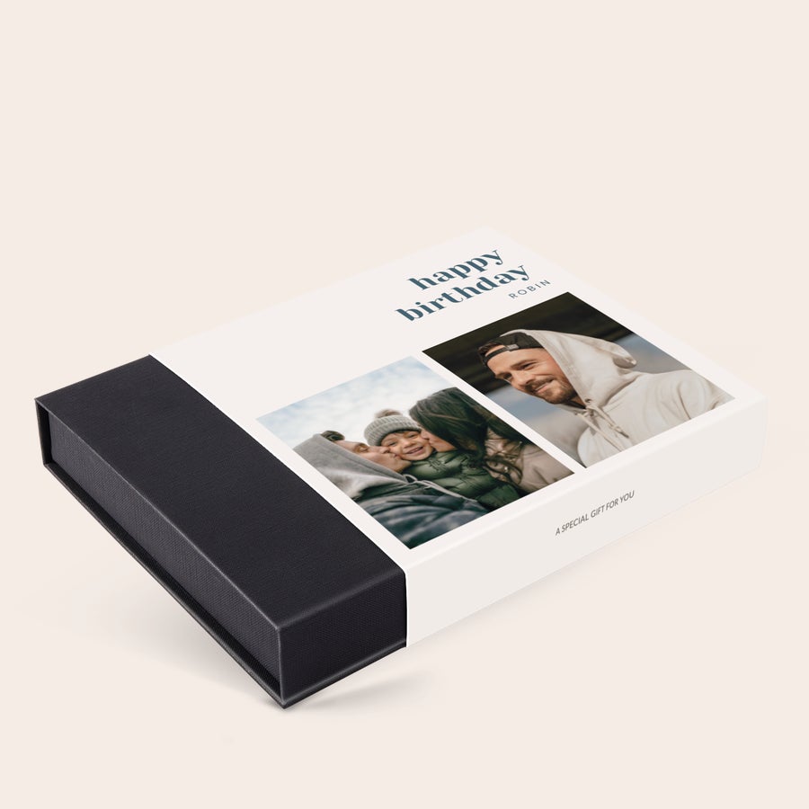 Razkošne čokolade v darilni škatli Personalizirana škatla s čokoladami potiskana s fotografijami, imenom Robin in napisom Happy Birthday.