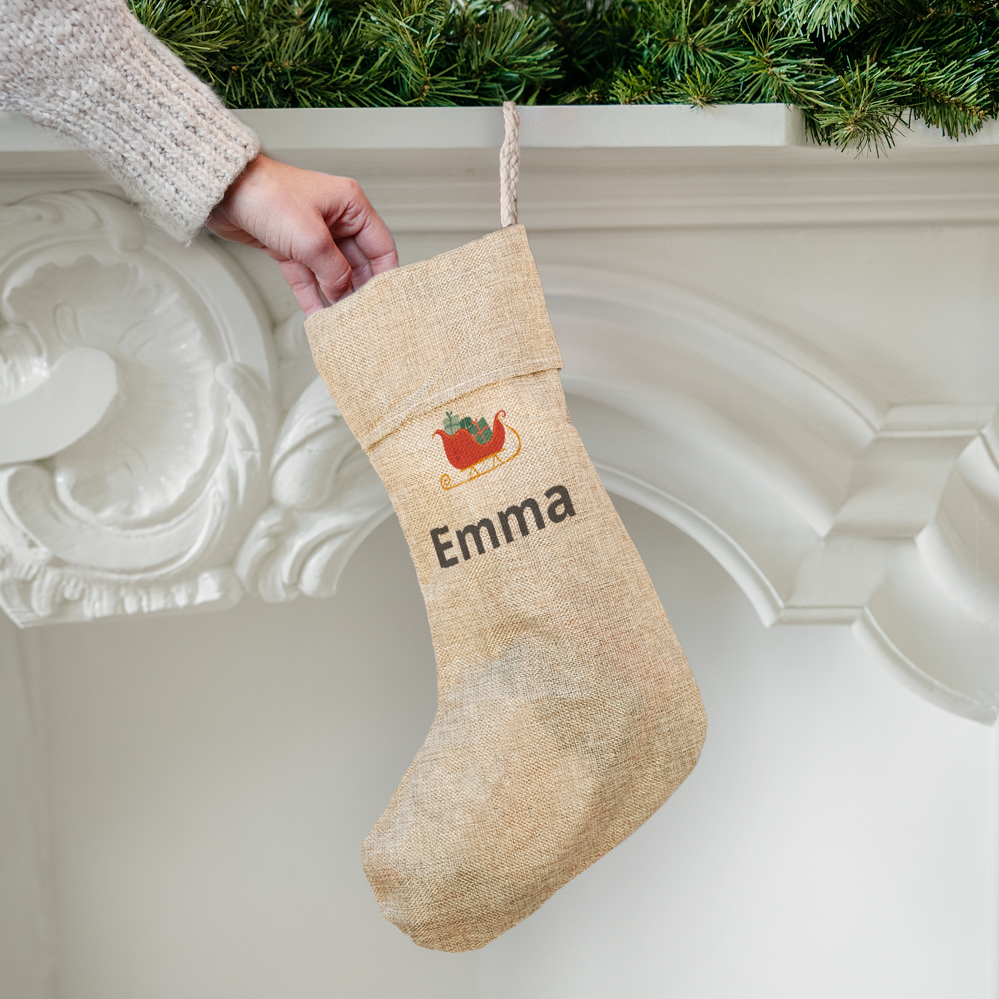 Jute-Weihnachtsstrumpf mit Schlittenmotiv und dem Namen Emma, bedruckt als persönliche Weihnachtsstimmung