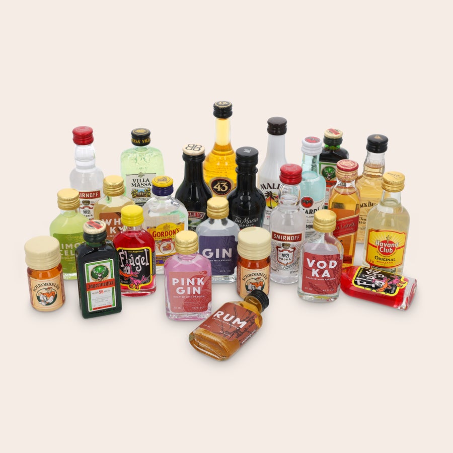 Nedtællingskalender for alkohol En farverig blanding af miniature spiritusflasker, der viser forskellige mærker til en nedtælling med drikkevarer.