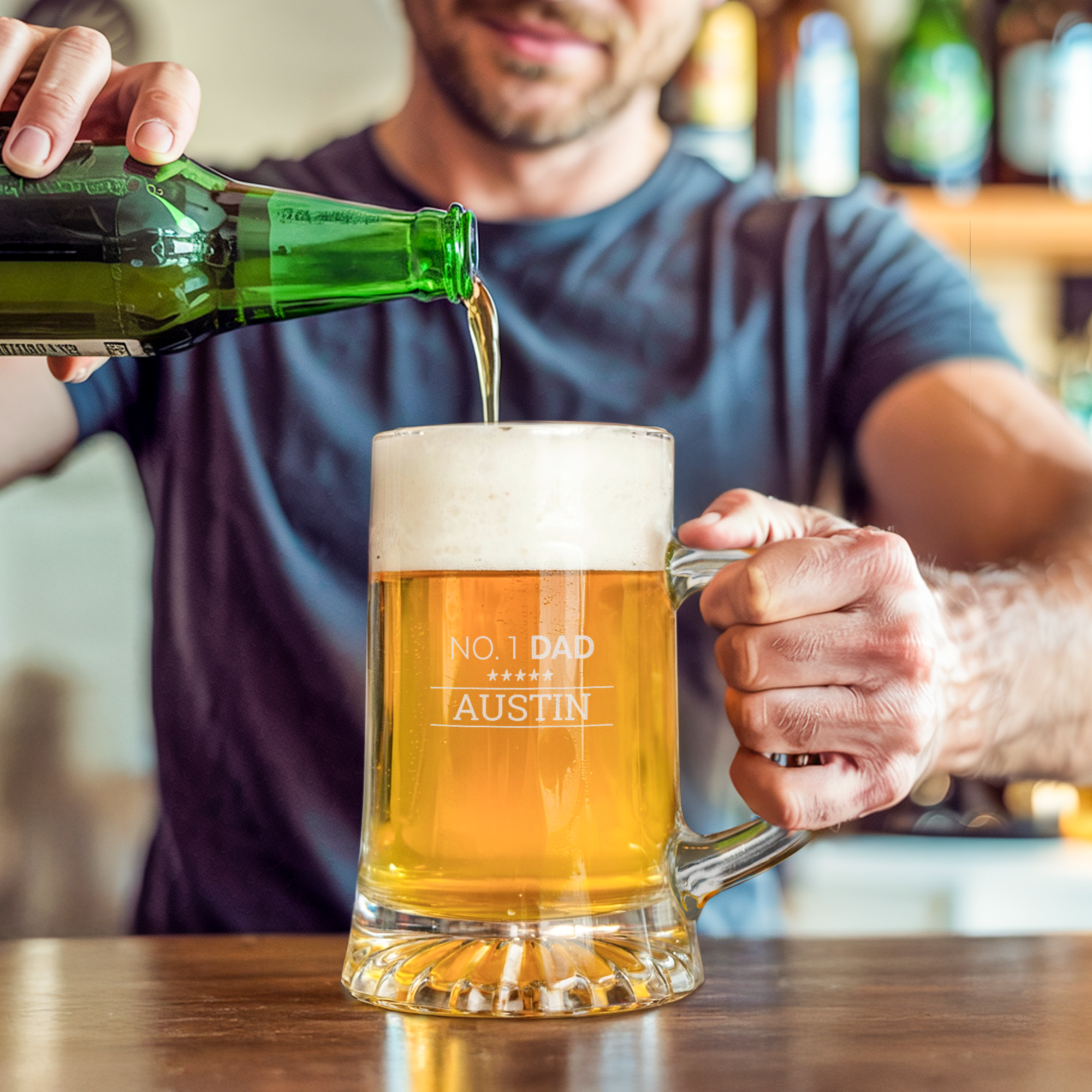 Personalizirana steklena posoda z vgraviranim imenom Austin in napisom No 1 Dad, vanjo se naliva pivo.