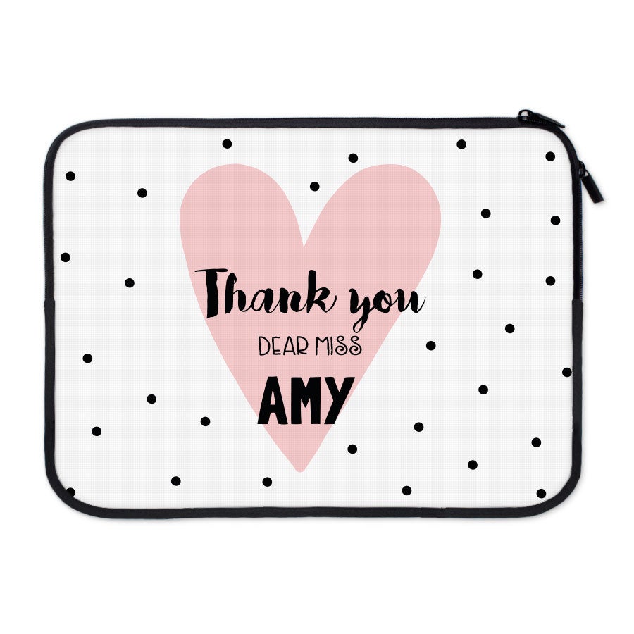 Husă personalizată pentru laptop, imprimată cu mesajul Thank You Dear Miss Amy pe o inimă roz, oferind un cadou personalizat cu text.