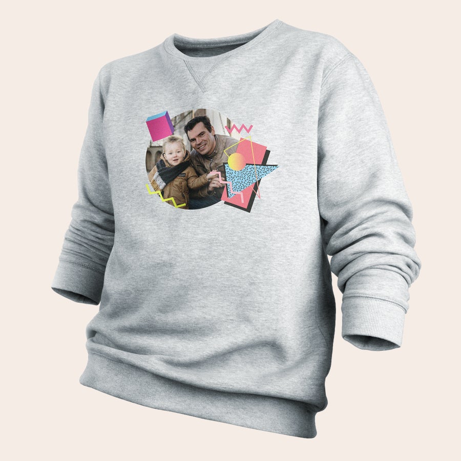 Pulover bărbătesc Pulover gri personalizat cu designul tău, imprimat cu o poză tată-fiu și forme geometrice colorate.