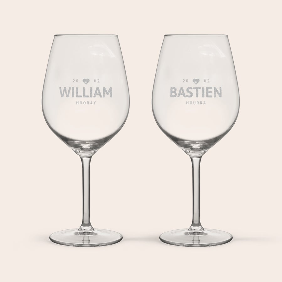 Copa de vino tinto grabada Dos copas de vino tinto grabadas con los nombres "William" y "Bastien" y la fecha "20 02".