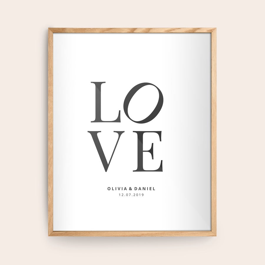 Fotografia emoldurada Moldura de carvalho com a palavra LOVE e texto personalizado "Olivia & Daniel 12.07.2019" impressa na foto. Imortalize a sua memória mais bonita ao colocá-la numa linda moldura