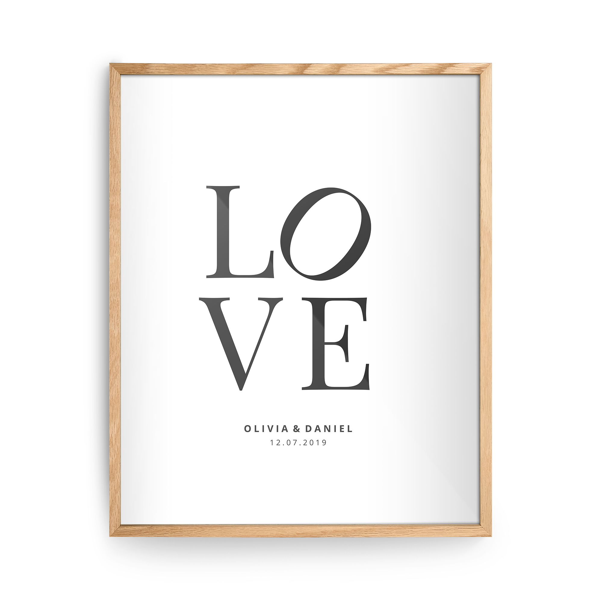 Personaliziran plakat z besedo LOVE, imeni OLIVIA & DANIEL in datumom 12.07.2019, uokvirjen v hrastov les.
