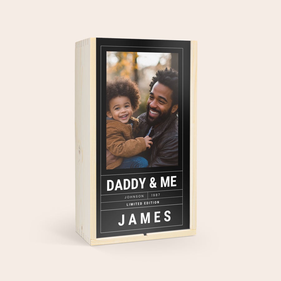 Set de bere de Ziua Tatălui în cutie din lemn - Westmalle Cutie personalizată din lemn pentru bere, imprimată cu fotografie, numele "James" și mesajul "Daddy & Me", un cadou perfect de Ziua Tatălui