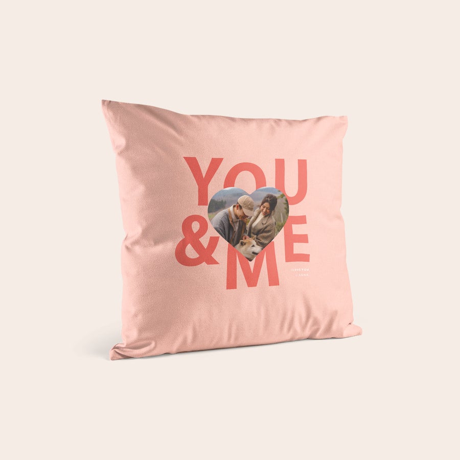 Personalizowane poduszki Różowa poduszka z nadrukiem You & Me i zdjęciem pary w sercu, z napisem I love you Anna