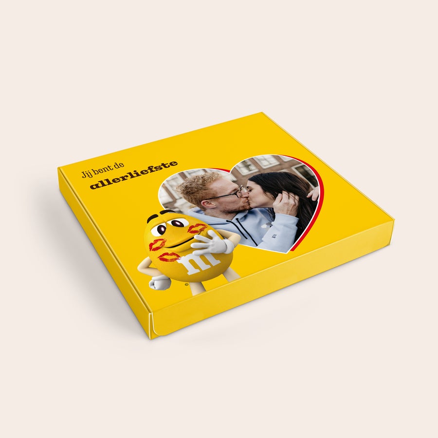 M&M's giftbox Gepersonaliseerde bedrukte M&M's giftbox met een foto van een kussend stel, M&M's logo en de tekst Jij bent de allerliefste.