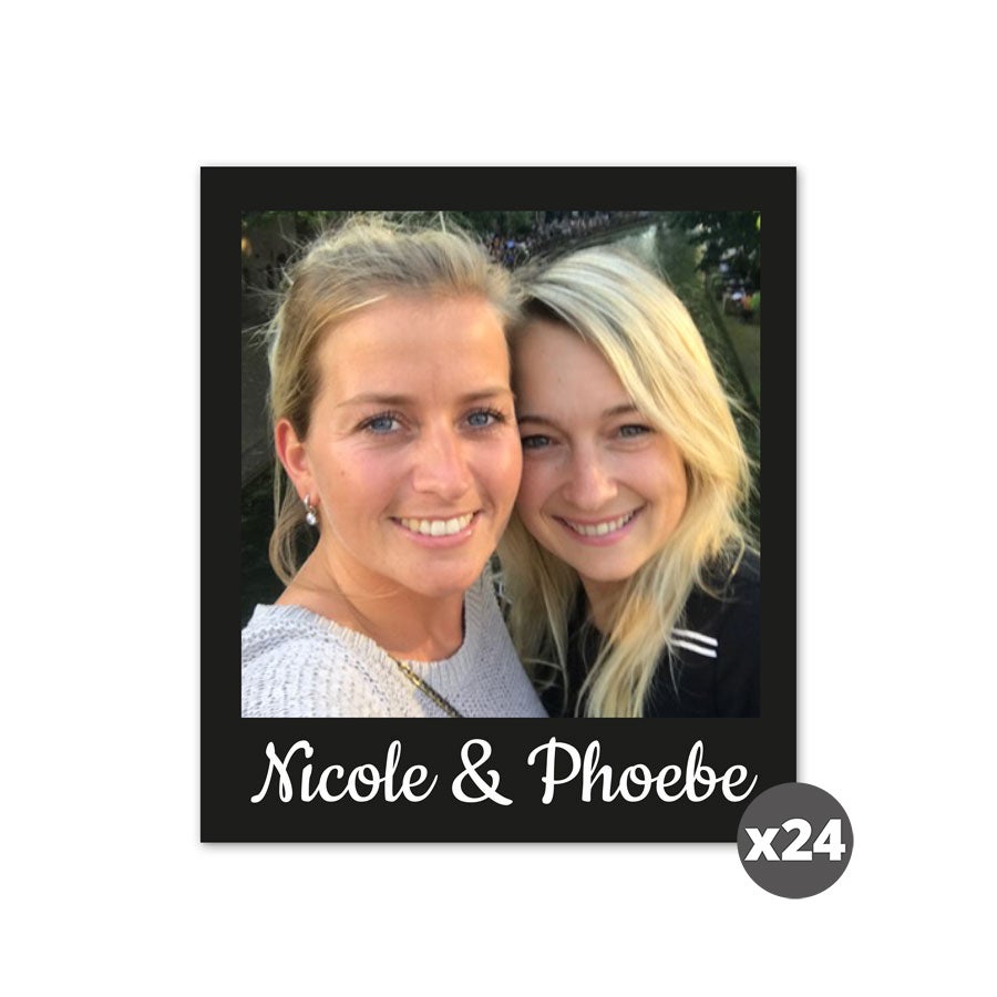 Zestaw 24 zdjęć retro z nadrukowanym zdjęciem dwóch kobiet i tekstem Nicole & Phoebe