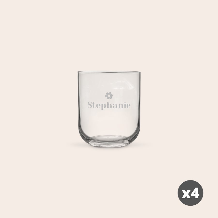 Vasos de agua personalizados Un vaso de agua personalizado, grabado con el nombre Stephanie y una flor, en un juego de 4.