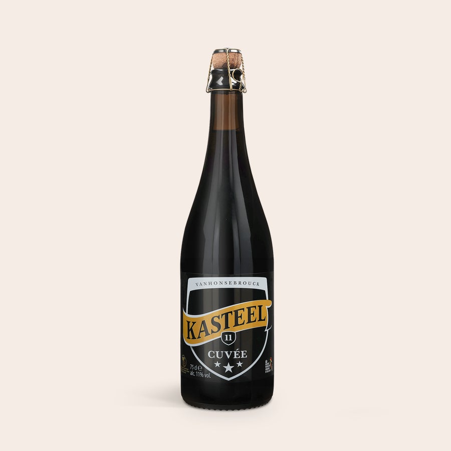 Bier Kasteel Cuvée Chateau personalisieren Flasche personalisiertes Bier Kasteel Cuvée Chateau mit schwarzem Etikett, Golddetails und 75 cl Inhalt.