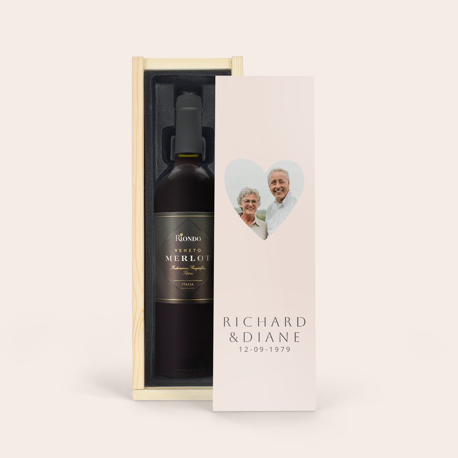 Riondo Merlot Sticlă de vin Riondo Merlot într-o husă din lemn personalizată, imprimată cu o fotografie de cuplu și textul Richard & Diane, 12-09-1979.