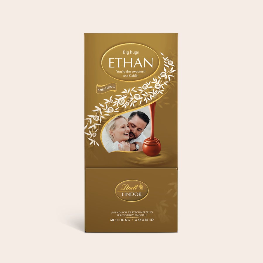 Lindt Dispenser Personalizovaná dárková krabička na čokoládu Lindt se jménem Ethan, fotografií páru a vzkazem "Big hugs"