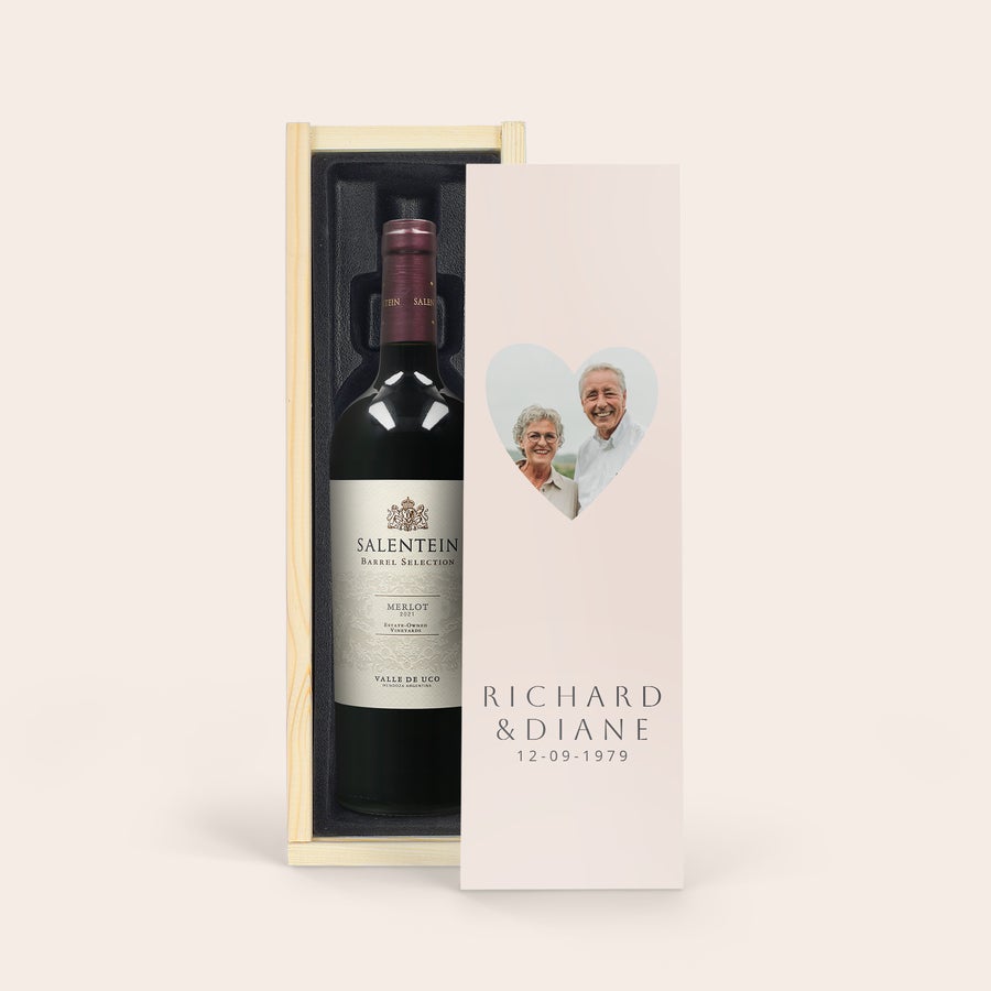 Personalizowane wino Salentein Merlot Butelka Salentein Merlot w drewnianym pudełku z nadrukowanym zdjęciem pary oraz imionami Richard i Diane i datą 12-09-1979