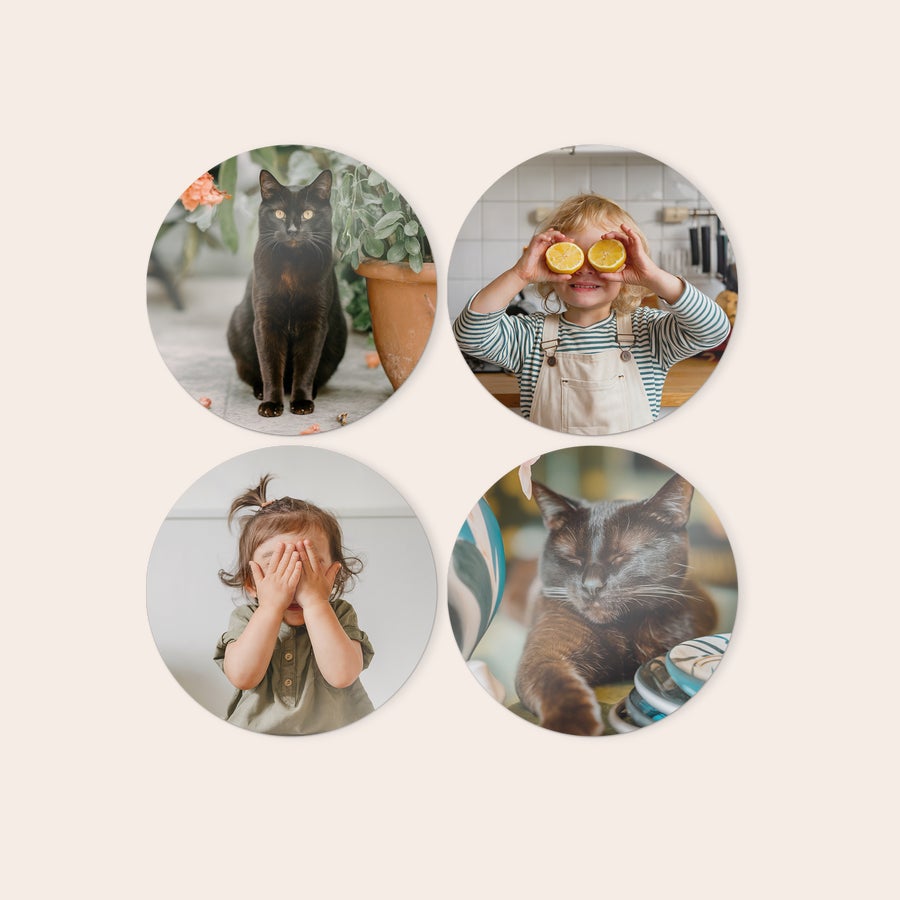 Fotokacheln Vier personalisierte Wandbilder aus Holz mit Wunschdesign: zwei zeigen Katzen, eines ein Kind mit Zitronen, das andere ein Kind, das sich die Augen zuhält